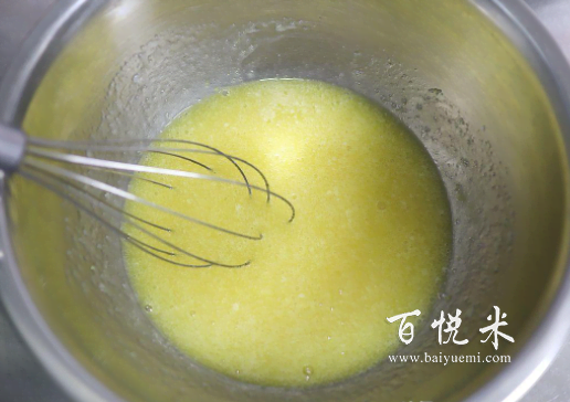 2個(gè)雞蛋做11杯蛋糕，不打發(fā)雞蛋不放黃油，拌一拌就烤蓬松暄軟